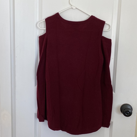 Cashmere cold shoulder deep red sweater - Picture 4 of 5